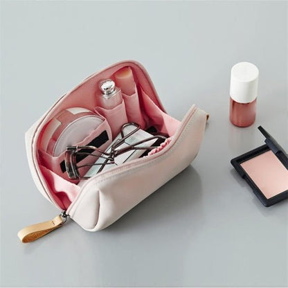 trousse-maquillage-femme-elegante-claire